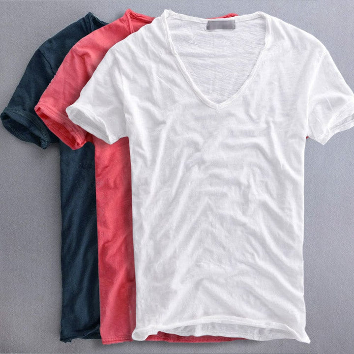 Adoptez le T-shirt col V Reese pour homme, indispensable mode printemps-été, alliant confort et style.