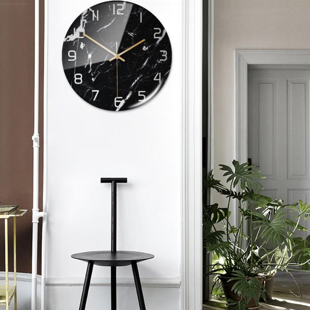 Horloge murale acrylique, effet marbre, élégante et silencieuse, pour un intérieur soigné.