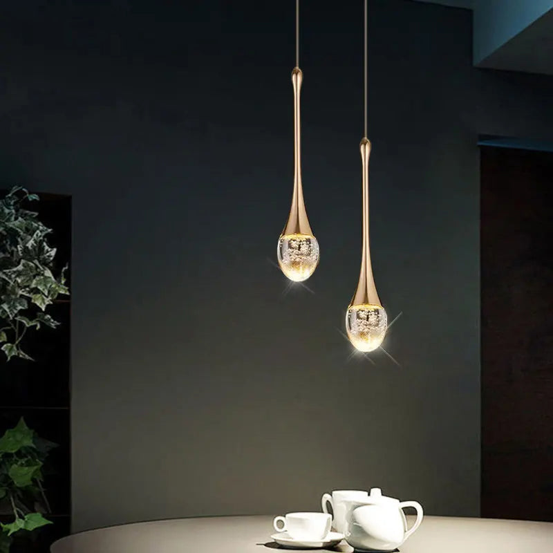 Luminaire suspendu Vetra en verre, diffuse une lumière chaude, idéal pour créer une ambiance cosy.
