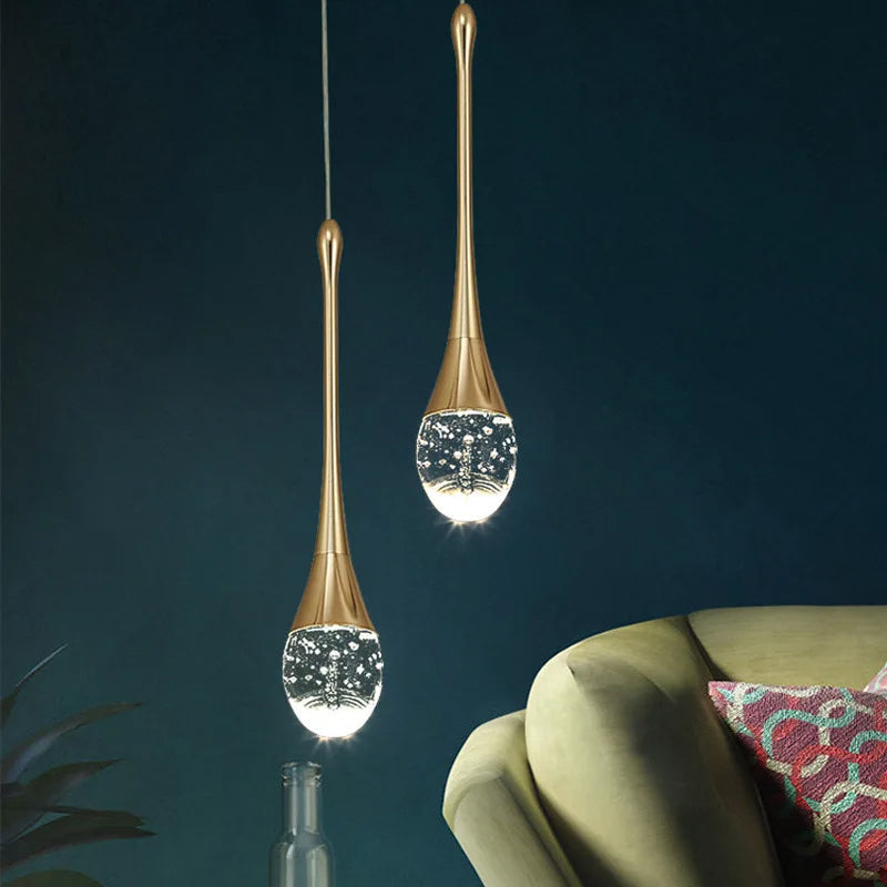 Suspension design en verre pour salon ou salle à manger, éclairage chaleureux et décoratif.