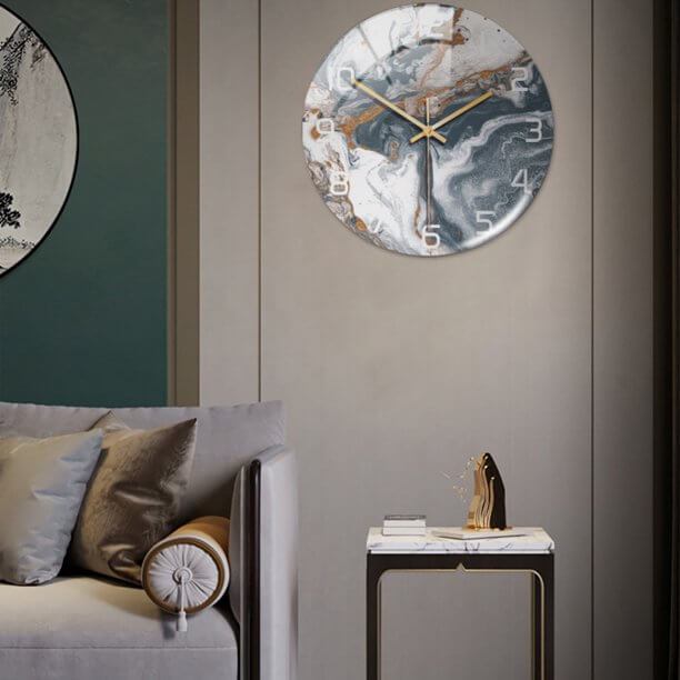 Horloge murale design marbre pour cuisine, ajoute une touche d'élégance contemporaine.