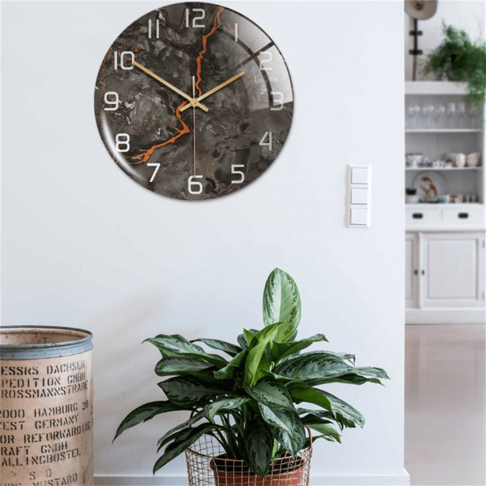 Horloge murale moderne, design marbre, silencieuse, transforme l'ambiance du salon.