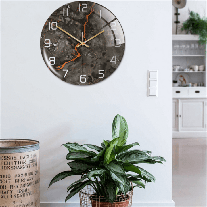 Horloge murale moderne, design marbre, silencieuse, transforme l'ambiance du salon.