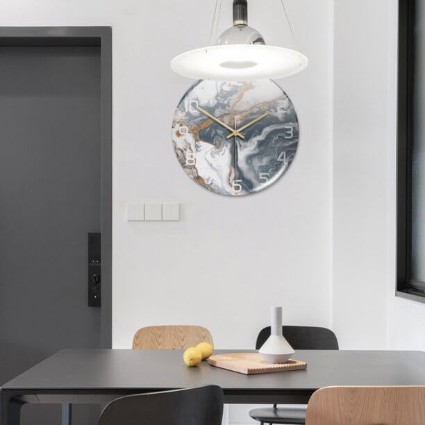 Horloge marbre silencieuse, murale, style contemporain, un élément clé de la décoration.