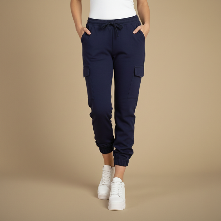 Pantalon cargo jogging femme noir streetwear. Coupe décontractée, confortable pour un look urbain moderne.