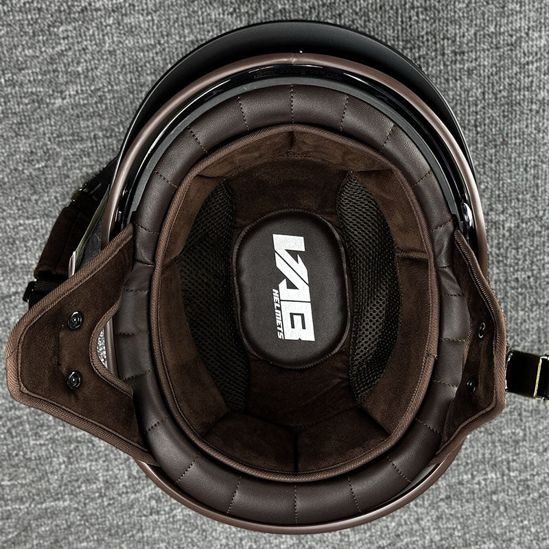 Casque moto minimaliste rétro, protection essentielle pour motard urbain.