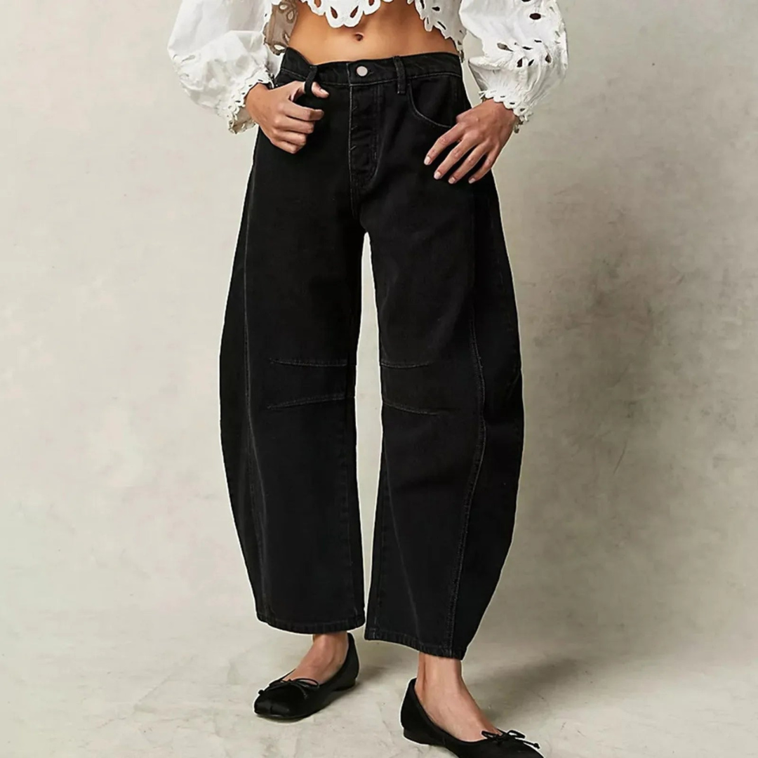 Jeans femme taille haute et coupe large, offrant un confort optimal pour un style décontracté et moderne.