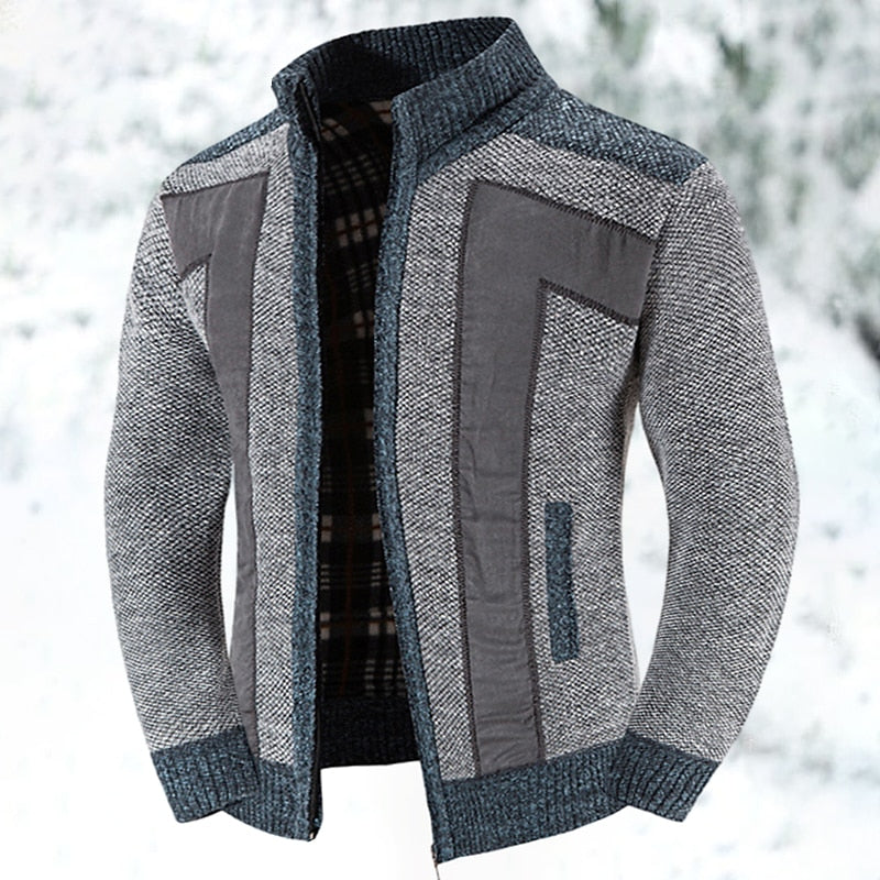 Homme portant un gilet en laine zippé élégant. Vêtement casual chic, parfait pour superposer en hiver. Maille confortable.