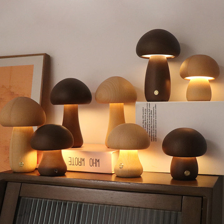 Élégante lampe champignon en bois, style vintage, parfaite pour une lumière de chevet naturelle.