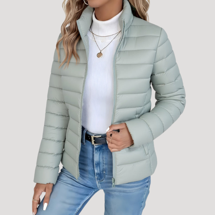 Veste matelassée zippée femme avec col montant. Idéale automne/hiver, offre chaleur et style élégant.