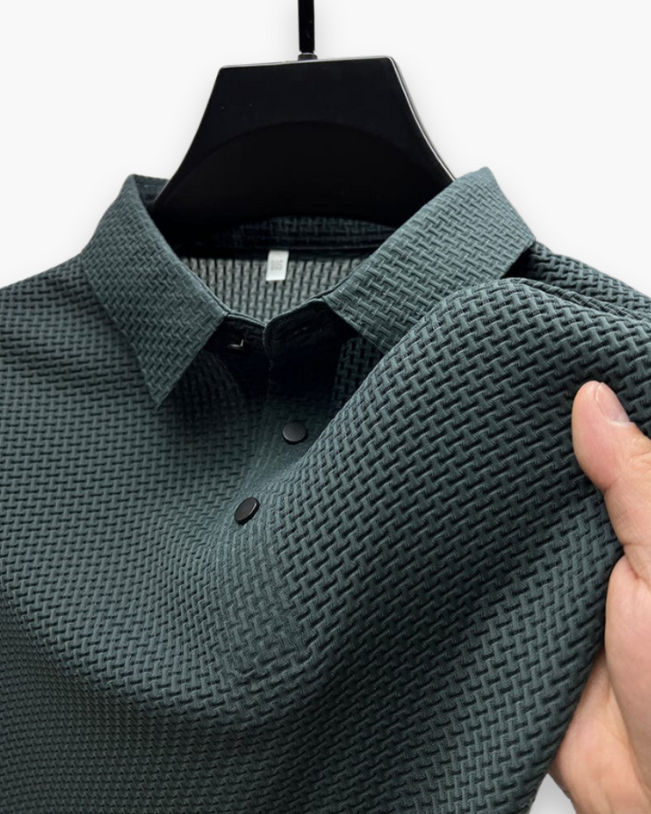 Polo homme structuré moderne, confort et élégance pour un look chic et polyvalent printemps/été.