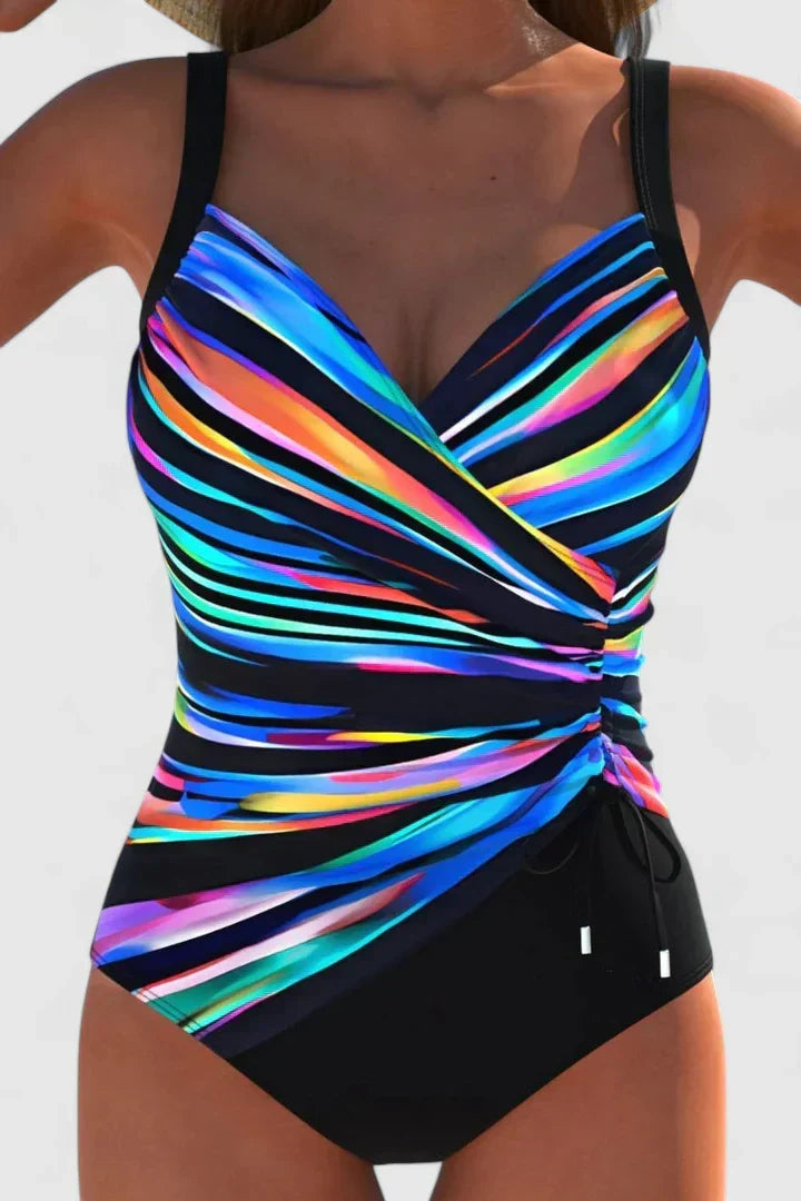 Maillot de bain femme sculptant une pièce rayé avec décolleté en V. Confortable et chic pour l'été.