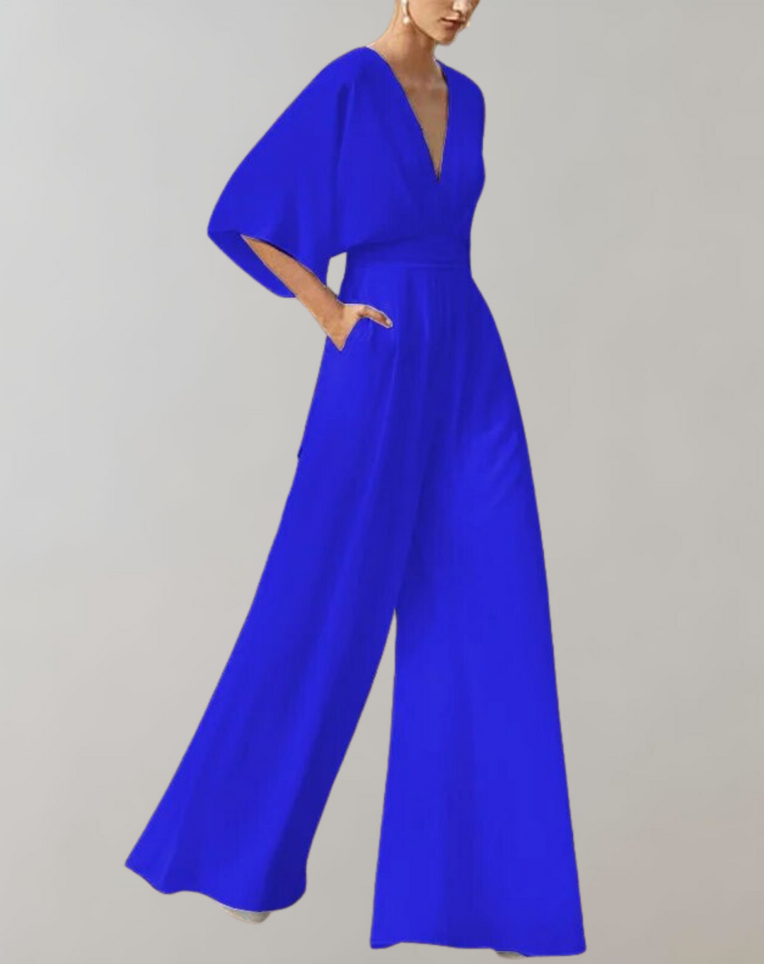 Jumpsuit femme polyvalente et confortable, décolleté plongeant et jambes larges. Idéale pour toute soirée élégante.