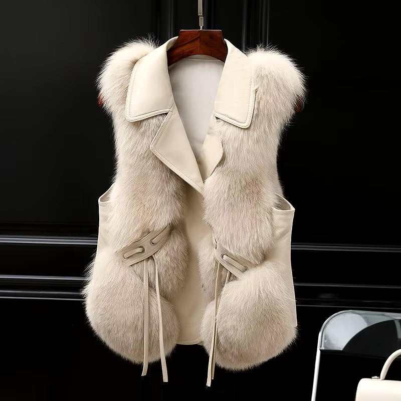 Gilet femme moderne en fausse fourrure luxueuse, coupe ajustable pour un look chic et tendance.