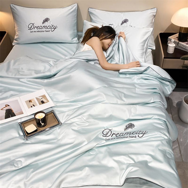 Élégante couette CoolWrap en soie glacée, apportant fraîcheur et style à votre chambre d'été.