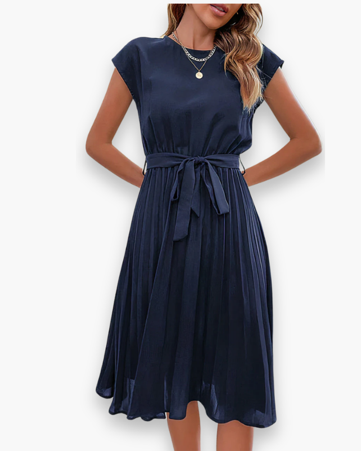 Robe plissée moderne pour femme, élégante et polyvalente, idéale pour soirée ou cérémonie d'été.