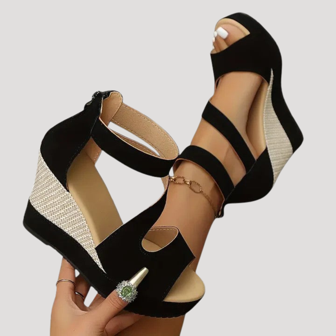 Sandales femme compensées noires élégantes à bout ouvert, parfaites pour l'été et les occasions décontractées.