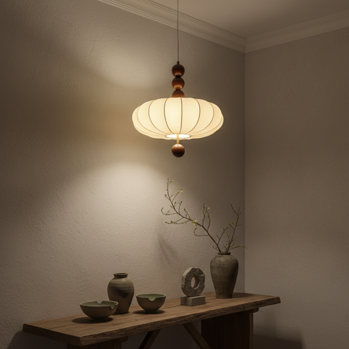 Lampe suspendue sculpturale style wabi-sabi, Voile d'Ivoire, diffuseur de lumière douce et apaisante.