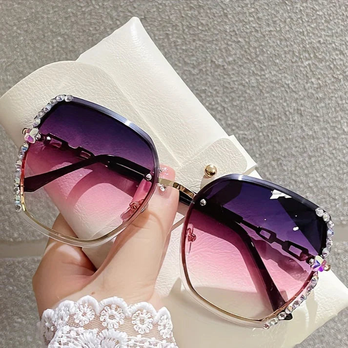 Branches fines et cristaux étincelants sur ces lunettes de soleil femme sans monture, mode été.