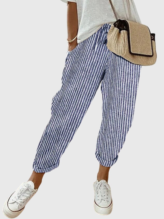 Détail du pantalon fluide pour femme, montrant la texture confortable et la taille élégante.
