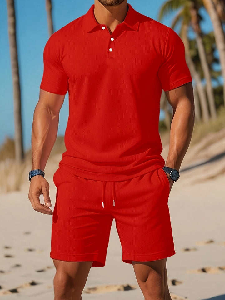 Tenue mode homme estivale: ensemble polo et shorts uni pour un style décontracté moderne et confortable.