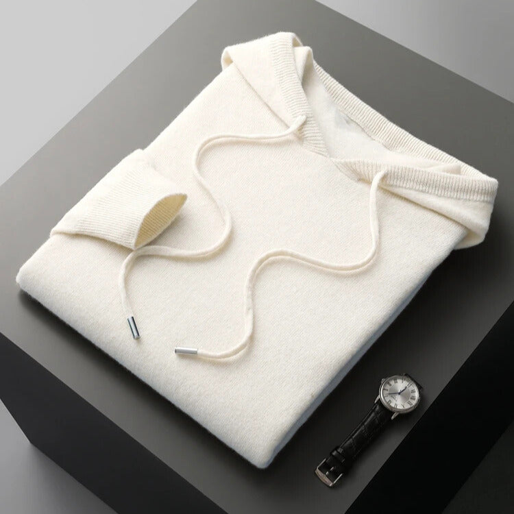 Pull à capuche homme bleu marine, polyvalent pour un style urbain ou relax. Très confortable.