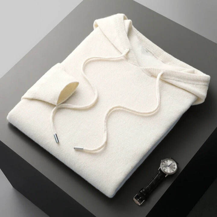 Pull à capuche homme bleu marine, polyvalent pour un style urbain ou relax. Très confortable.