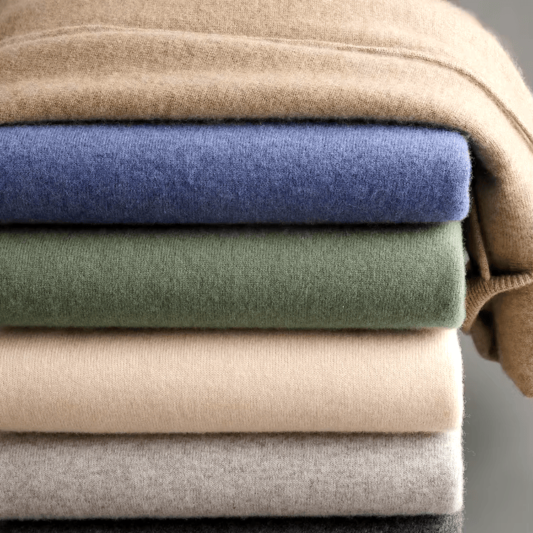 Sweat-shirt homme confortable et chaud, parfait pour les journées fraîches d'automne. Pull à capuche moderne.