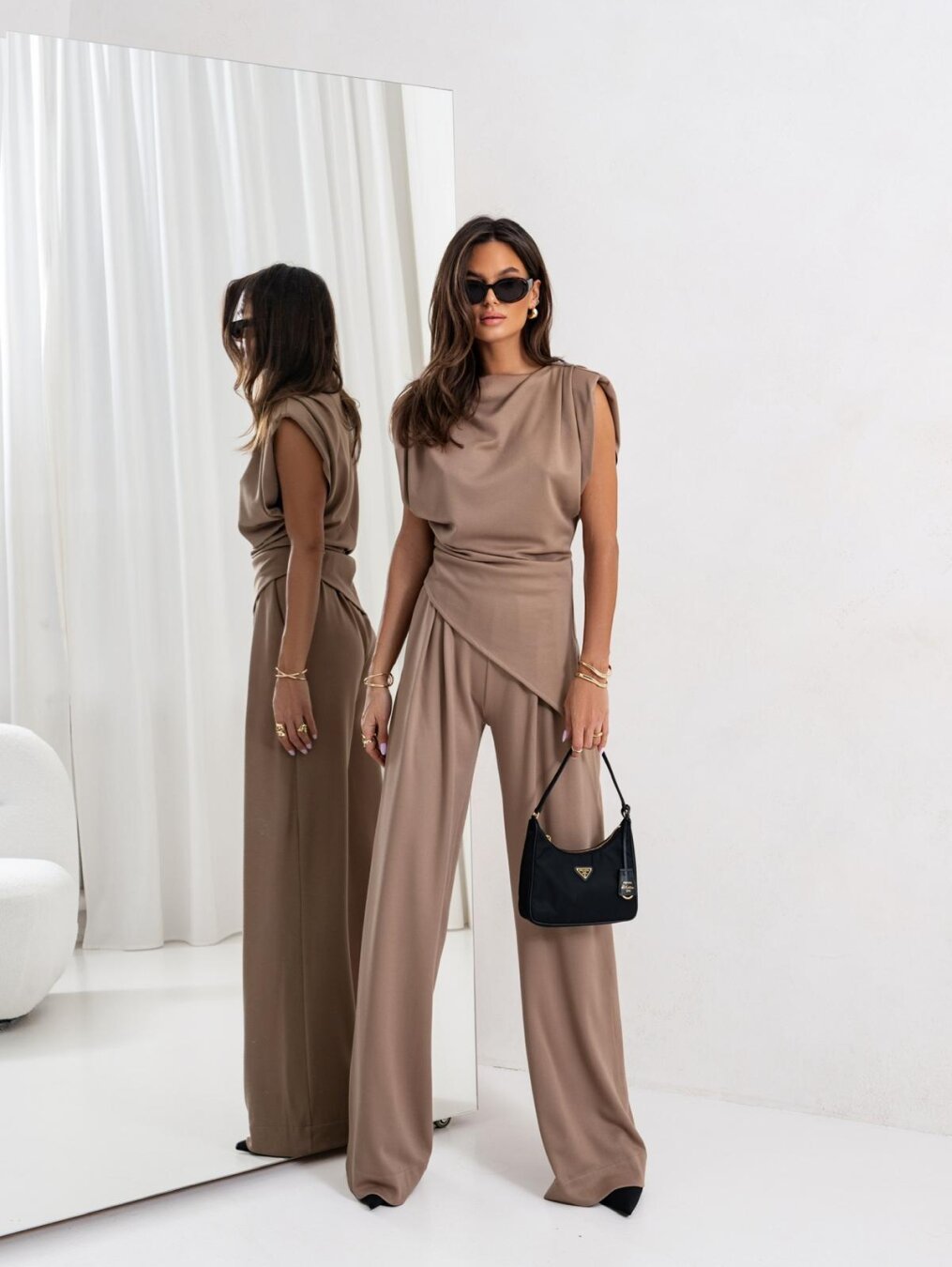 Ensemble polyvalent femme deux pièces blanc. Haut drapé et pantalon large, une tenue confortable et stylée en prêt-à-porter.