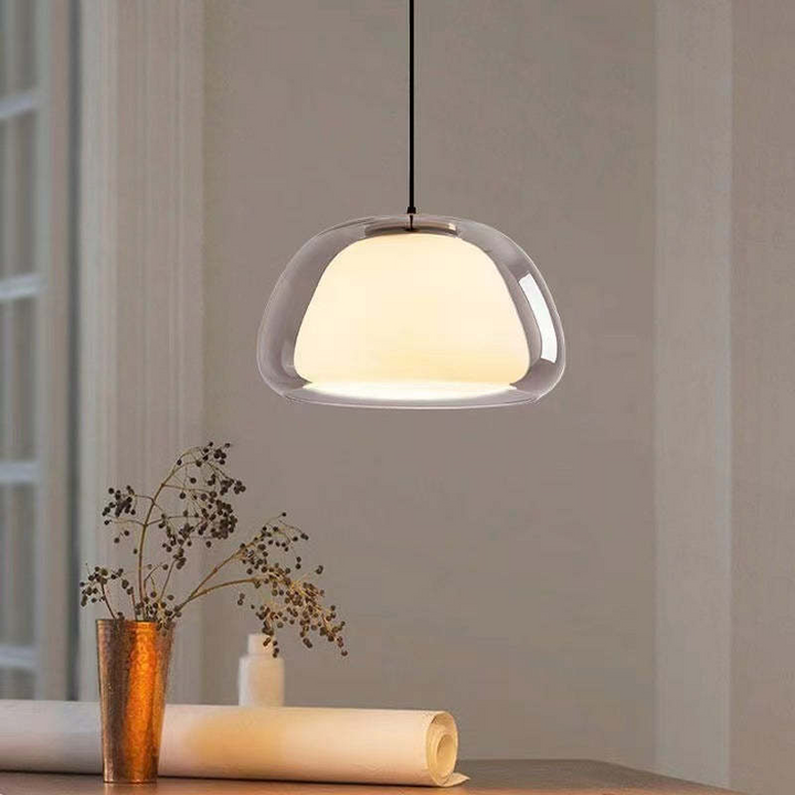 Luminaire suspension design en verre, éclairage ambiance salle à manger.