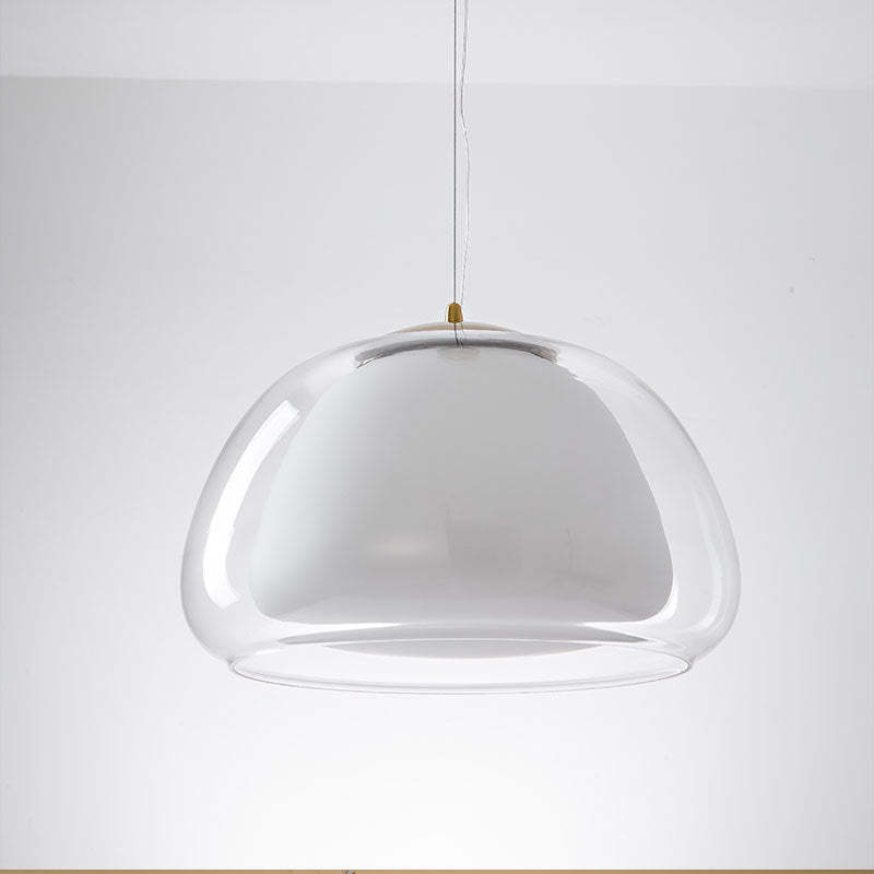Luminaire design suspendu en verre, parfait pour un éclairage ambiant.