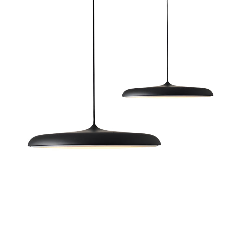 Suspension LED moderne vue de près, design élégant, parfaite pour l'éclairage de votre salle à manger.