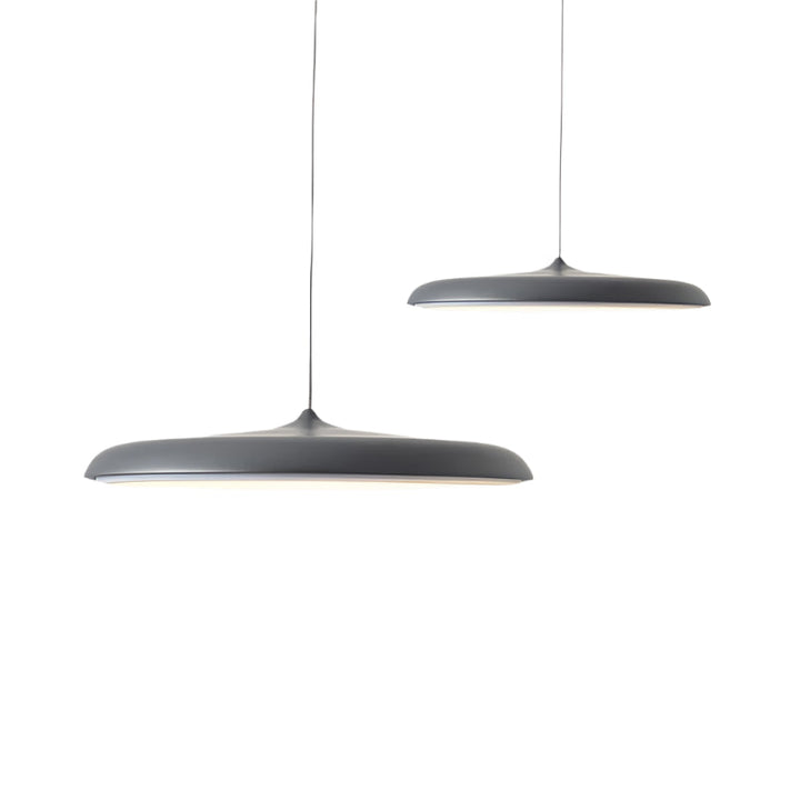 Lampe de plafond LED avec suspension élégante, pour un éclairage moderne et une décoration raffinée de salle à manger.