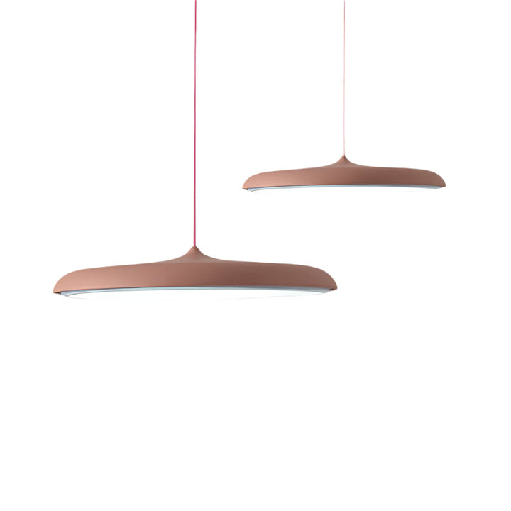 Suspension LED moderne installée dans une salle à manger contemporaine, créant une ambiance élégante.