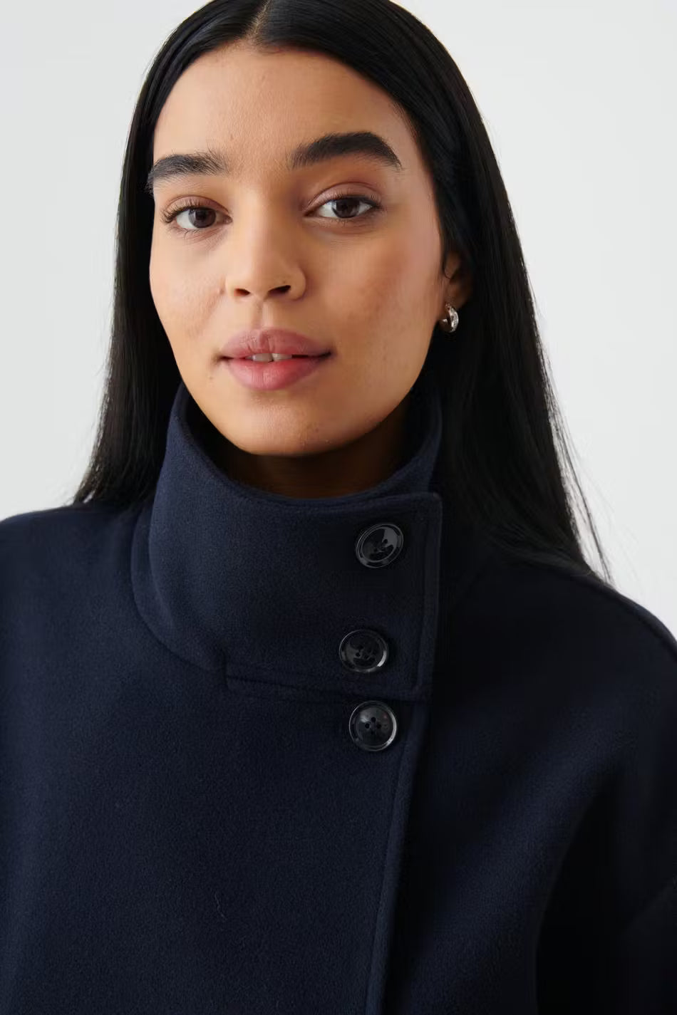 Veste courte femme minimaliste couleur espresso. Col montant, parfaite pour une allure raffinée.