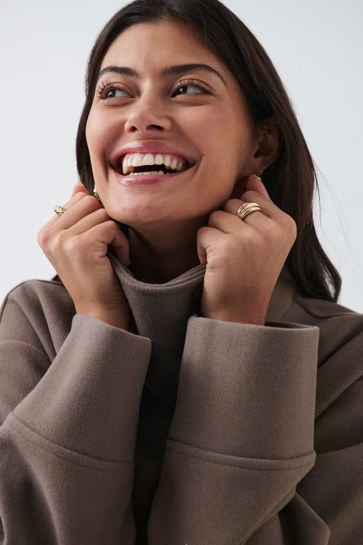 Veste courte élégante femme noire, col montant. Un look chic et intemporel pour toute occasion.