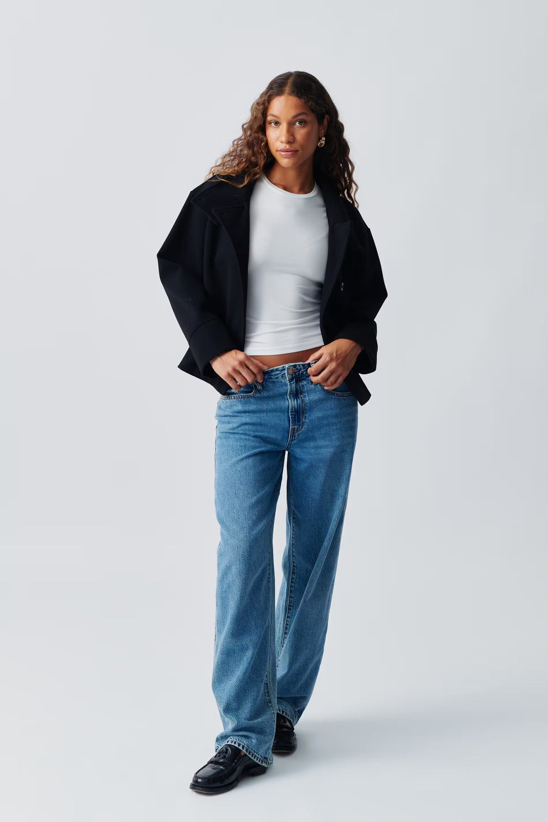 Veste femme col montant, coupe courte moderne. Chic et confortable pour le printemps/automne.