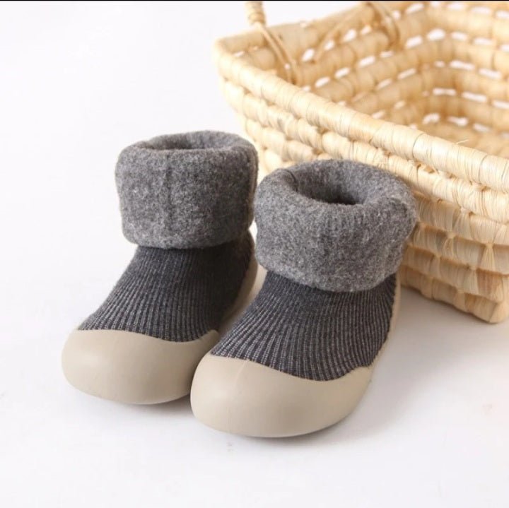 Chaussons/bottillons bébés chauds pour l'hiver. Semelle souple et antidérapante assurant confort et sécurité.