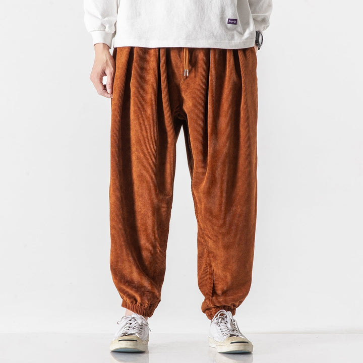 Pantalon homme noir, coupe large décontractée, look urbain polyvalent et ultra confortable.
