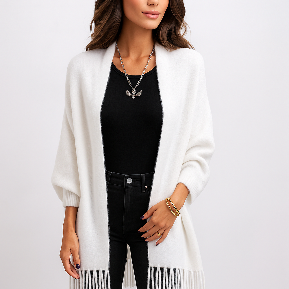 Cardigan femme long et fluide, parfait pour l'automne, franges chic pour un look décontracté moderne.