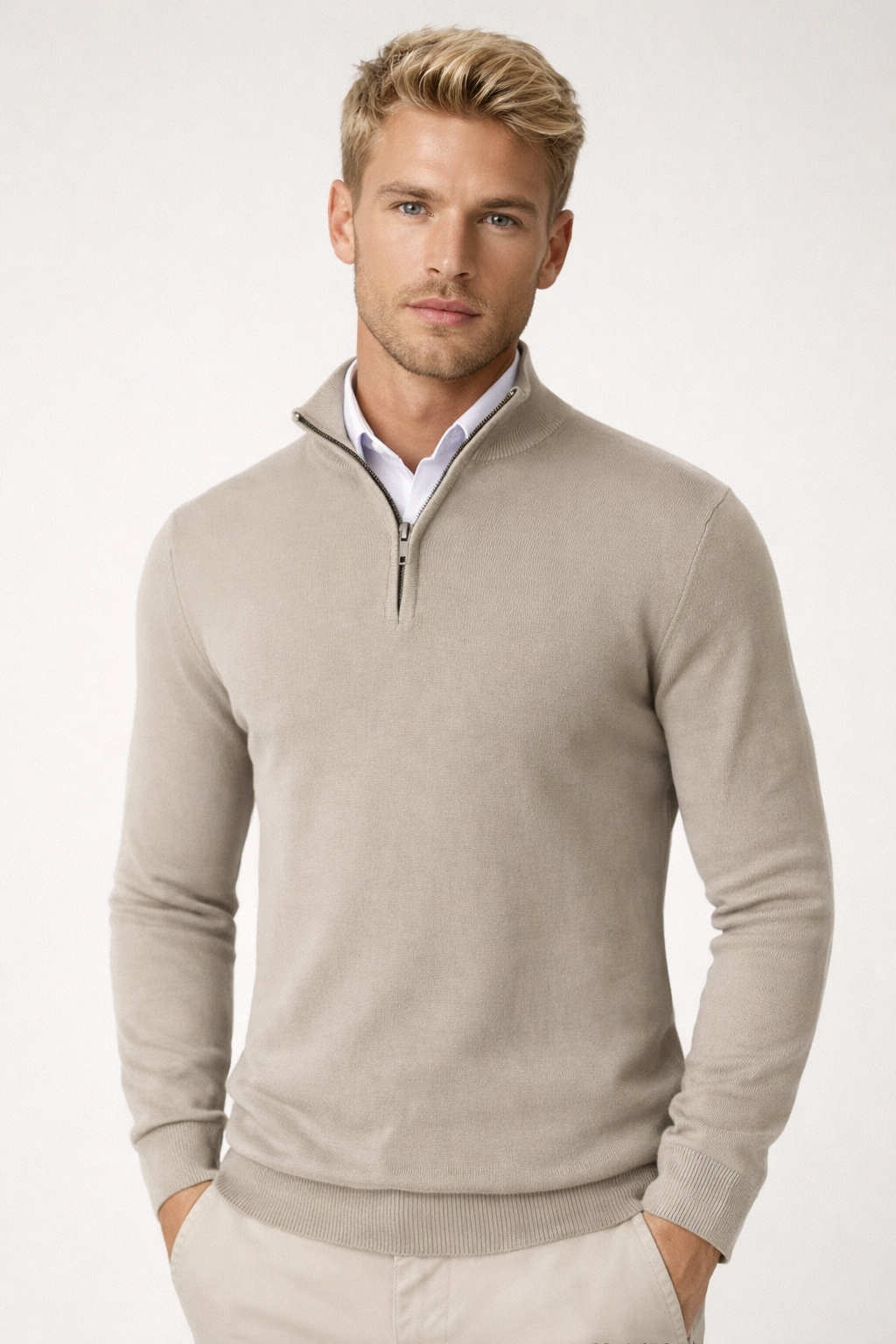 Silhouette élégante: pull homme demi-zip et col montant. Un look smart-casual et confortable pour l'hiver.