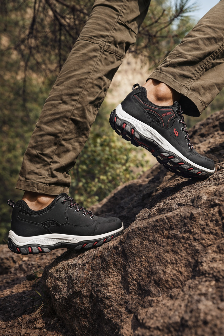 Chaussures de trekking légères pour hommes, idéales randonnée, confort et adhérence sur sentiers.