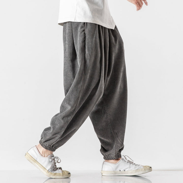 Pantalon homme vert décontracté, coupe large, parfait pour un style urbain moderne et polyvalent.