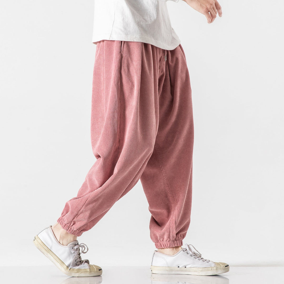 Pantalon large homme, vue arrière, coupe moderne décontractée, idéal pour le style urbain hivernal.