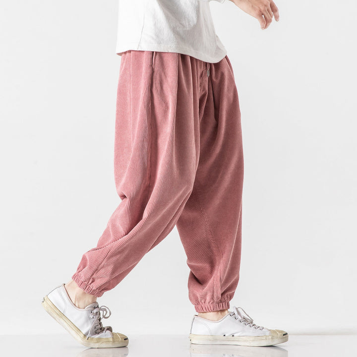 Pantalon large homme, vue arrière, coupe moderne décontractée, idéal pour le style urbain hivernal.