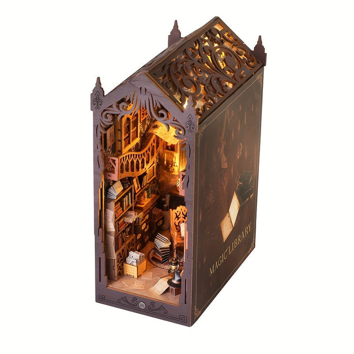Détail d'une section du puzzle 3D Maison de Livres Magique en bois, avec ses éléments fantastiques.