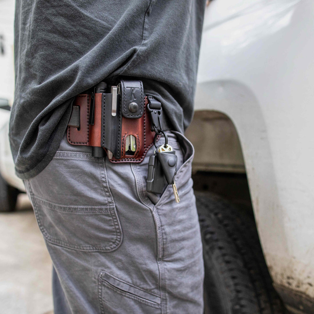 Étui TactiSheath en cuir pleine fleur, élégant et robuste, pour un portage organisé de multitool et lampe de poche.
