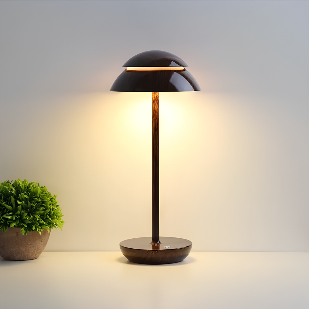 Lampe LED portable dimmable, sans fil, en aluminium. Éclairage scandinave moderne et économe pour bureau ou chevet.