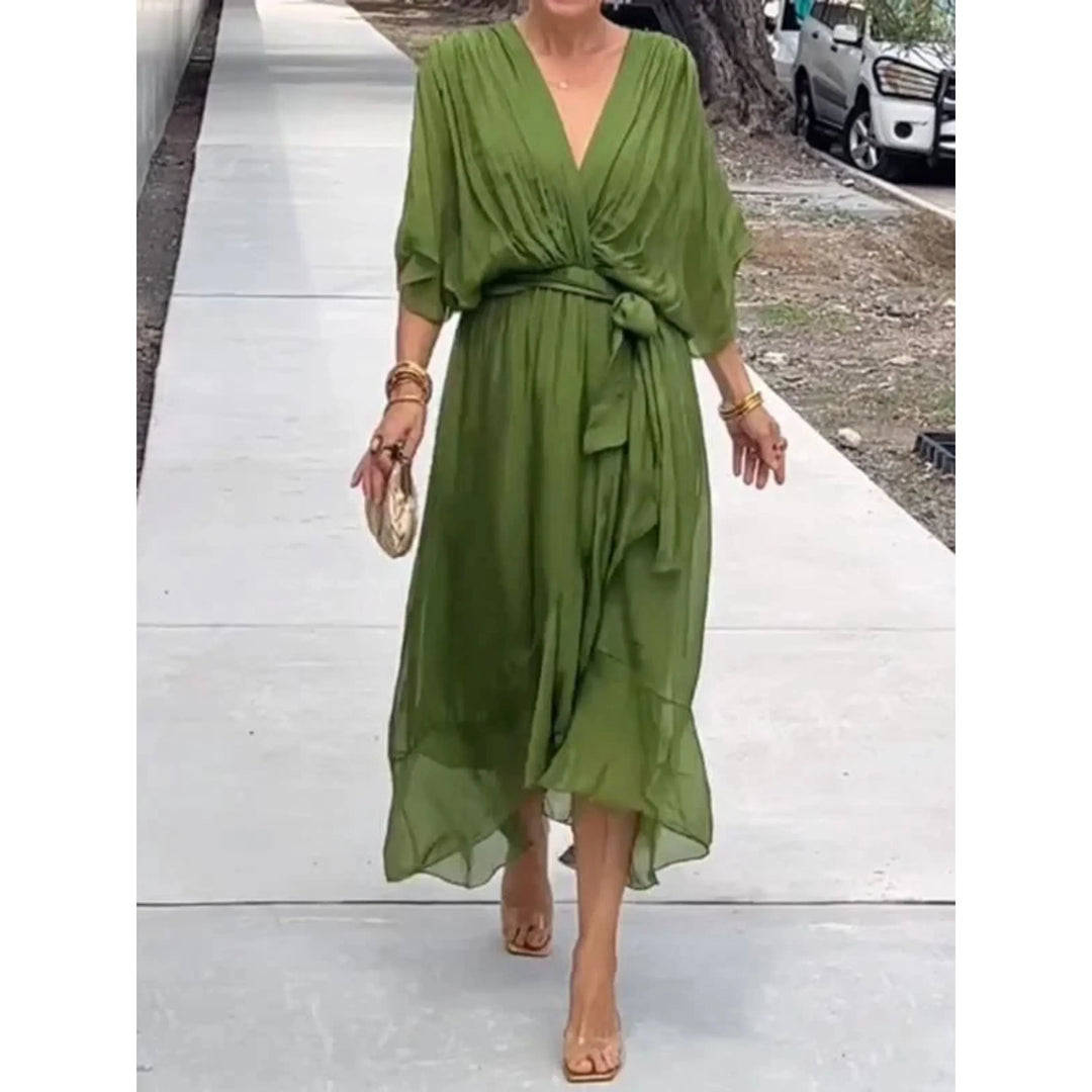 Robe féminine élégante et légère, col V, un essentiel mode pour l'été et le printemps.