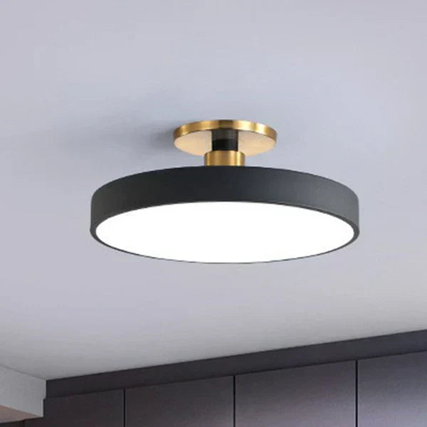 Plafonnier LED rond moderne pour intérieur, design épuré et éclairage de qualité pour salon ou chambre.